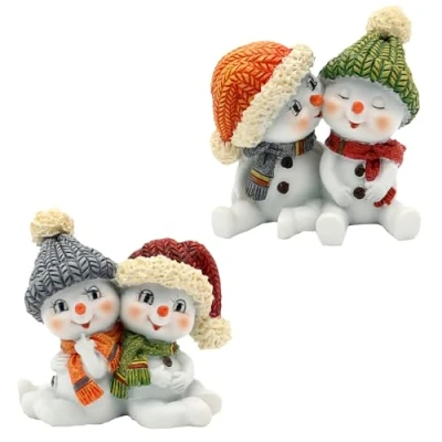 Imagen de Dekohelden24 Pareja de niños Nieve como Juego 2 Unidades, con Gorro y Bufanda en Rojo, Gris, Naranja Verde, Sentado, 5,5 x 3,5 cm (Largo Ancho Alto)