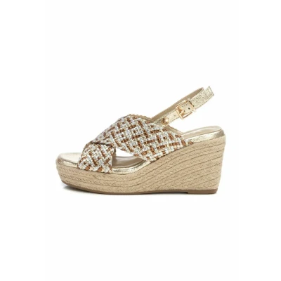 Imagen de XTI Sandalia Mujer Oro Calzado Cómodo y Versátil Moda casual Modelo 14382501 (Talla 40)