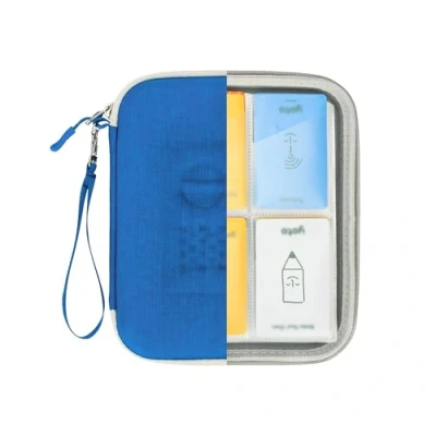 Imagen de PROfezzion Estuche para Tarjetas Yoto, Álbumes de Hasta 88 Tarjetas, Páginas Protectoras Transparentes y Bolsillos en Ángulo un Acceso Cómodo, Diseño Cremallera con Correa (Azul)