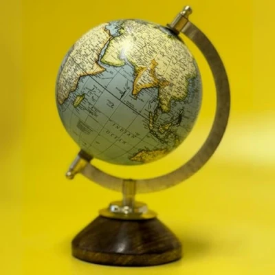 Imagen de EXERZ Mini Globo Terráqueo Vintage de 13 cm Mapa en Inglés, Diseño Artesanal con Base Madera (Azul Pálido)