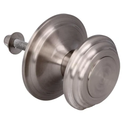 Imagen de Amig Pomo Mod 13 Plateado con Tirador Tallado de Latón Macizo Acabado Cromado Mate para Puertas Exteriores Entrada Diámetro Ø76 mm · Altura 63,5 Incluye Tuerca Fijación