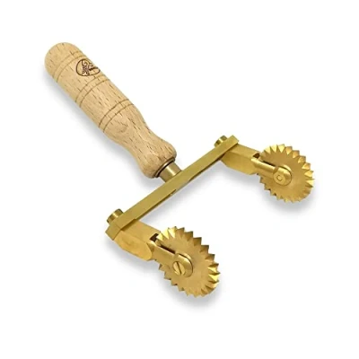 Imagen de La Gondola Cortador de Rueda Ajustable (2 Festoneadas) Utensilios para Pasta Fresca Casa y Negocio Cortapastas Fácil Usar Latón Madera Natural Raviolis