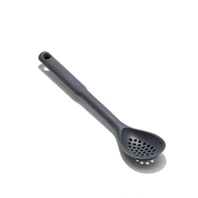 Imagen de OXO Good Grips Cuchara perforada de silicona, ideal para escurrir verduras, color gris oscuro