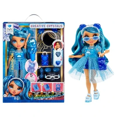Imagen de RAINBOW HIGH Creative Crystals Skyler Muñeca de Moda Azul 28 cm con Kit para Accesorios Cristal Make It, Anillo Ti, Manualidades, Juego Resina, Niños +8 Años, NO Comestible