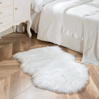 Imagen de HEQUN Alfombra de Piel Oveja sintética, Artificial Alfombra,Funda Silla Forro Polar Suave y mullida para recámara, sofá, Suelo (60x90 CM, Blanco)