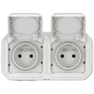 Imagen de LEGRAND toma impermeable doble IP55 con tierra Plexo, 2P+T 16A completa persiana, para colocación en aparente, montaje horizontal, fabricado Francia, color blanco