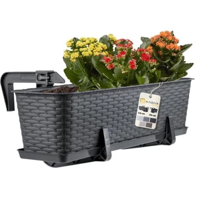 Imagen de KADAX Maceta de Plástico Imitación Ratán, Macetero Rectangular con Platillo y Soportes para Exterior, Jardinera Colgante Balcón (Gris, 60 cm)