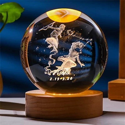 Imagen de Besot Láser Grabado Zodiac Sign Crystal Ball Miniatura 3D Craft Decoration Glass Sphere decoración del hogar Accesorios Regalo (Pisces, 3.15 Inches)