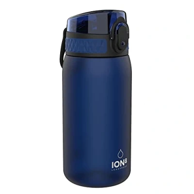 Imagen de Ion8 Botella de Agua para Niños, 350ml, a Prueba Fugas, Fácil Abrir, Cerradura Segura, Apta Lavavajillas, Sin BPA, Asa Transporte, Limpiar, Neutro en Carbono, Azul Marino