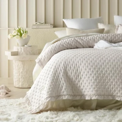 Imagen de ROOM99 Molly Elegante Colcha en Beige 170 x 210 cm Manta versátil como o para sofá Cama de Estilo Ideal