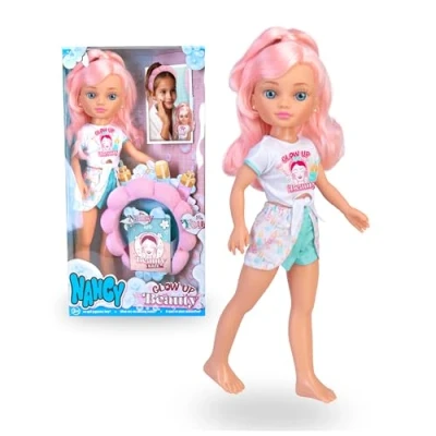 Imagen de Nancy Glow Up Beauty Pack, Muñeca con Accesorios para la Rutina de Belleza, Outfit Cómodo su Ritual Cuidados, Incluye una Diadema y Mascarilla Facial, +3 años, Famosa (NAC91000)