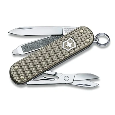 Imagen de VICTORINOX Navaja suiza de bolsillo Classic Precious Alox, 5 funciones, multiherramienta con tijeras, destornillador, llavero, incl. estuche regalo, gris infinito
