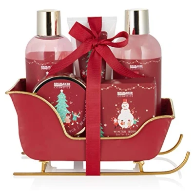 Imagen de BRUBAKER Cosmetics Set de Baño y Ducha Fragancia Bayas Invierno 6 Piezas Regalo en Un Trineo Navidad para Mujeres Hombres