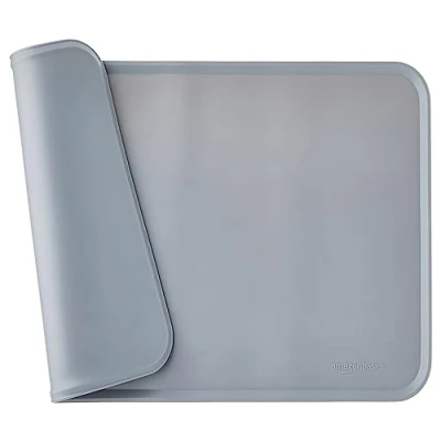 Imagen de Amazon Basics Alfombrilla para comedero de mascota, silicona, impermeable, 47 x 29 cm, Gris, Sólido