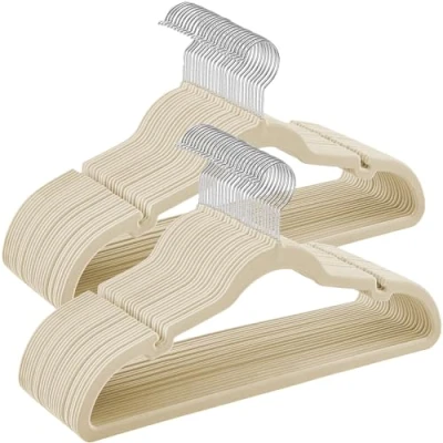 Imagen de SONGMICS Perchas de Terciopelo, Juego 50 Piezas, Antideslizantes, Ranuras para Hombros, Barra Pantalones, Gancho Giratorio 360, 0,6 cm Grosor, 43 Largo, Beige Arena CRF029K05