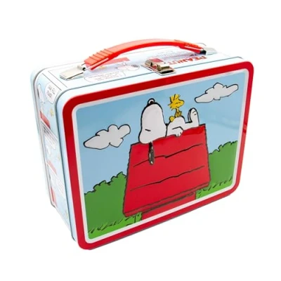 Imagen de AQUARIUS Peanuts Snoopy Red Dog House Fun Box Caja de almacenamiento lata resistente con mango plástico y cubierta frontal en relieve Producto oficial regalo coleccionable