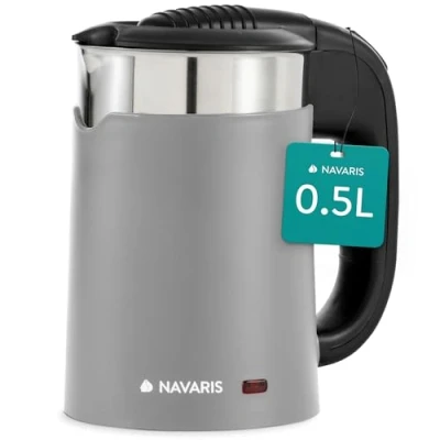 Imagen de Navaris Pequeño Hervidor Electrico para Viaje 0,5 L Mini Calentador de Agua 1100 W Bajo Voltaje Incluye 2 Tazas Camping Jarra hervidora eléctrica 16 x 11 17 cm