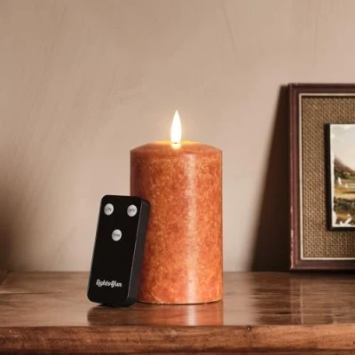 Imagen de Lights4fun TruGlow® Vela LED Llama Parpadeante en Vera Cera Naranja de 12,5 cm a Pilas con Temporizador y Mando Distancia Decoración Otoño para Interiores