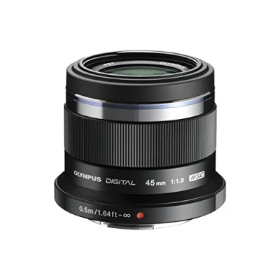 Imagen de Objetivo Olympus M.Zuiko Digital 45 mm F1.8, longitud focal fija rápida, apto para todas las cámaras MFT (modelos OM D &amp; PEN, serie G de Panasonic), negro