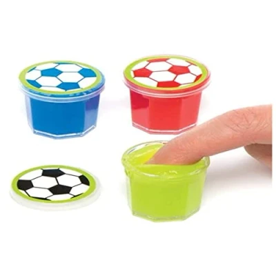 Imagen de Baker Ross Plastilina sonora con motivos de fútbol para niños Perfecta bolsas sorpresa o como regalo (pack 6).