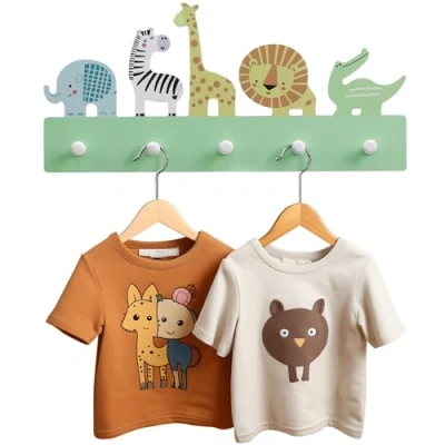 Imagen de Navaris Perchero de pared infantil Colgador verde madera con 5x percha para colgar abrigos chaquetas Percheros infantiles animales safari 44 x 19 4 cm