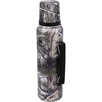 Imagen de Stanley Classic Legendary Botella Termica 1 Litro Mantiene Frío o Calor 24 Horas Termo Cafe Cantimplora Acero Inoxidable Sin BPA Apto Para Lavavajillas Bottomland Mossy Oak