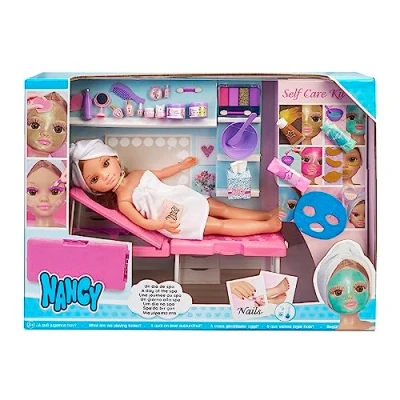 Imagen de Nancy Un día de SPA, muñeca con Toalla y Tumbona Set para Hacer mascarillas, Maquillaje Purpurina Accesorios Belleza, niñas niños a Partir 3 años, Famosa, (NAC37000)