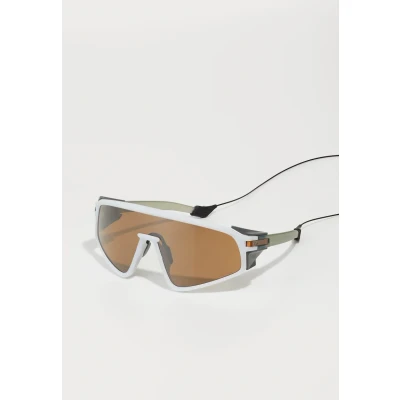 Imagen de Oakley Oo9404 Latch Panel Gafas de sol rectangulares, Vapor mate/tungsteno Prizm, 35 mm