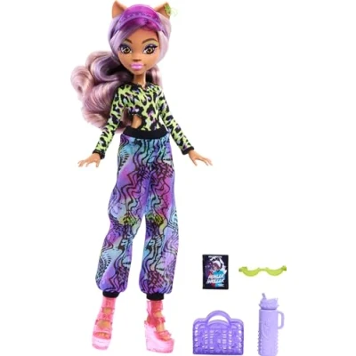 Imagen de Monster High Scare adise Island Clawdeen Wolf Muñeca con traje de baño, pantalones deportivos y accesorios playa como visera, botella agua libro