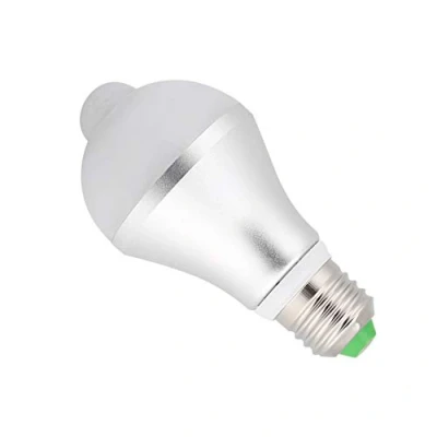 Imagen de Haofy bombilla con sensor de movimiento E27, LED infrarroja PIR, activada automáticamente por movimiento, para puerta entrada, pasillo, escaleras, sótano, garaje(BLANCO)
