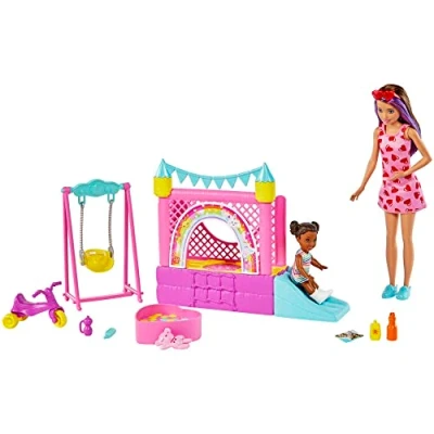 Imagen de Barbie Skipper Niñera con castillo inflable muñeca morena y niña 10 accesorios de juguete, set regalo + 3 años (Mattel HHB67)
