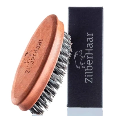 Imagen de ZilberHaar Cepillo de Barba Bolsillo, Rígido 100% Cerdas auténticas Jabalí y Madera Peral Cuidado Facial Masculino Compatible con todos los Bálsamos Aceites para Ideal Viajar