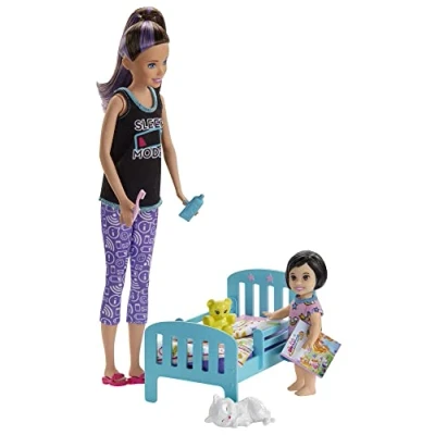 Imagen de Barbie Skipper Canguro con Muñeca, Bebe Ropa Que Brilla En La Oscuridad y Accesorios (Mattel GHV88)