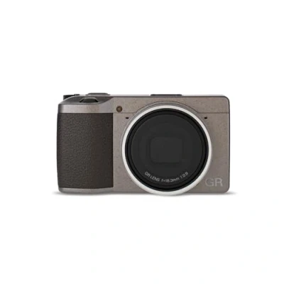 Imagen de Ricoh GR III Diary Edition, Cuerpo Gris cálido Metalizado con Agarre marrón Oscuro y Anillo Plateado Natural, Sensor CMOS de tamaño APS C 24MP, Objetivo 28mmF2.8