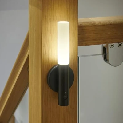 Imagen de Auraglow lámpara de pared recargable con sensor movimiento PIR portátil, inalámbrica, batería automática, para interiores, pasillo, escalera, porche, noche inteligente bastón (AG714)