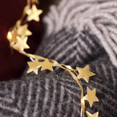 Imagen de Lights4fun Guirnalda Luminosa de Estrellas Tela Dorada a 40 LED Blanco Cálido Pilas con Temporizador Iluminación Navidad Decoración para Interiores