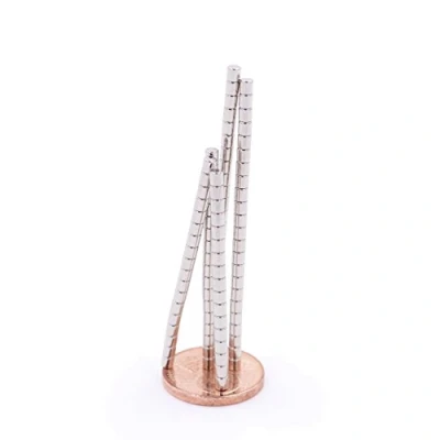 Imagen de Brudazon 50 Mini imanes Discos 2x2mm N52 Nivel más Fuerte Los de neodimio Ultra Fuertes Imán del Poder para la Toma Modelo, Foto, Pizarra Blanca Pequeño, Redondo y Extra