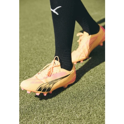 Imagen de Puma Ultra PLAY FG/AG Botas de fútbol con tacos, Hombre, Talla: 42.5, Sun stream/black/sunset glow Zapatos