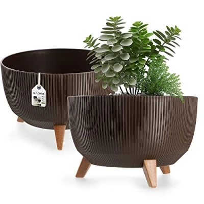 Imagen de KADAX Maceta Decorativa de Plástico con Soporte Integrado, Macetero Tres Patas Imitación Madera para Interior y Exterior (Marrón, 39.5 cm)