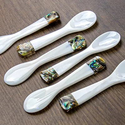 Imagen de Cuchara de Concha, Set 6 Cucharas Hechas a Mano para Servir Postre, Café, Helado, Huevo, Caviar (Blanco &amp; Verde, 9 x 2,4cm)