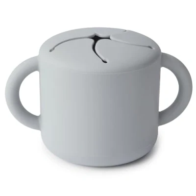Imagen de Mushie Snack Taza de Silicona Fiambrera Infantil para Llevar Antiderrame y Resistente al Lavavajillas Microondas Caja Aperitivos Segura Niños Pequeños Niñas Pale Daffodil