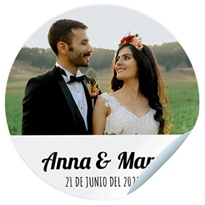 Imagen de Etiquetas adhesivas con foto para boda. Pegatinas personalizadas nombre y fecha los regalos de tus invitados. Medidas 45mm / 60mm 70mm diámetro. No apto ropa