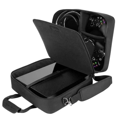 Imagen de USA GEAR Funda Bolsa de Transporte Consolas Compatible con Todos los Modelos PS4 Correa Hombro Acolchada y Almacenamiento Accesorios para Controladores, Cables Auriculares Negro