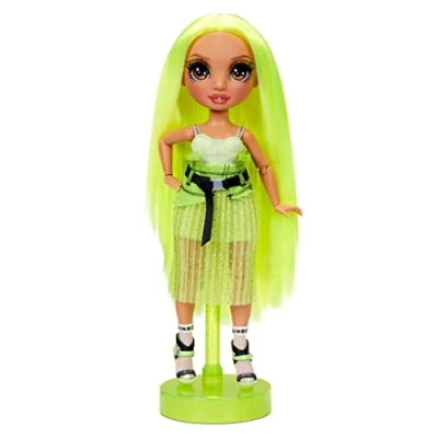 Imagen de RAINBOW HIGH 572343EUC Muñeca de Moda, Conjuntos Elegantes, Accesorios y Soporte para Muñecas, Serie 2, Niñas a Partir 6 Años, Karma Nichols