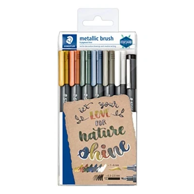 Imagen de STAEDTLER 8321 TB7 Estuche con 5 rotuladores metálicos punta pincel, incluye 1 rotulador pincel blanco y Pigment Liner negro. Colores surtidos.