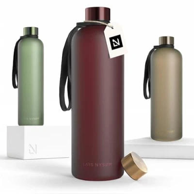 Imagen de LARS NYSØM Botella de Agua 1 5l deportiva Tritan ultraligera a prueba fugas, apta para el ácido carbónico 2 tapas incluidas (Berry Red, XL 1500ml)
