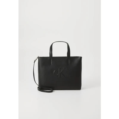 Imagen de Calvin Klein Bolso Tote Mujer Sculpted Mini con Logotipo, Negro (Black), Talla Única