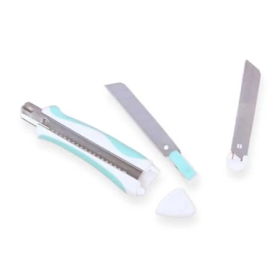 Imagen de Craftelier Cutter Profesional con Mango Antideslizante, Ergonómico y Grip Sistema de Bloqueo Automático Incluye 2 Hojas Recambio Acero Carbono (SK4) Tamaño 18 cm Blanco Turquesa