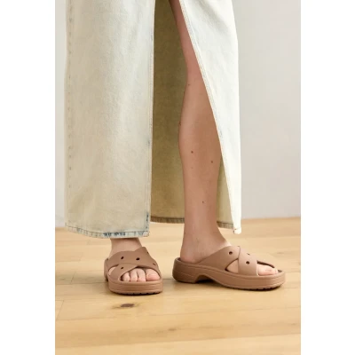 Imagen de Crocs Classic Womens Cross Strap, Sandalias Mujer, Chocolate Con Leche, 34/35 EU