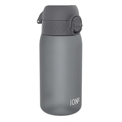 Imagen de Ion8 Botella de Agua para Niños, 350ml, a Prueba Fugas, Fácil Abrir, Cerradura Segura, Apta Lavavajillas, Sin BPA, Asa Transporte, Limpiar, Neutro en Carbono, Gris